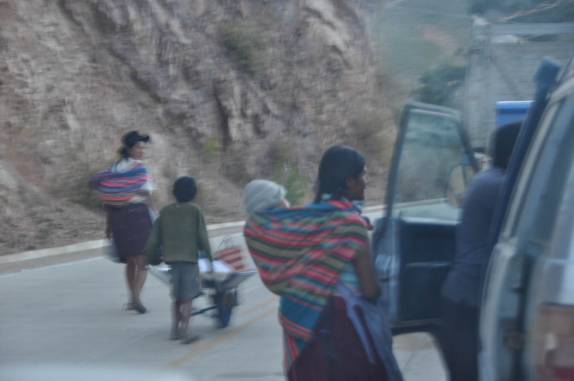 Uma típica 'Chola', com seu filho nas costas, na fila da estrada fechada, à caminho de Sucre - Bolívia